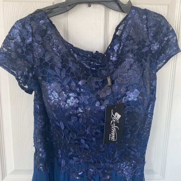 La Femme Floral Lace and Satin Navy Blue Short Sleeve Formal Gown Size 16 NWT - Picture 3 of 3